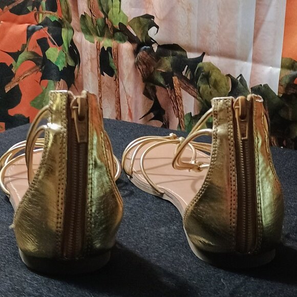 EUC: Montego Bay Club Sze 8.5 Gold Zipper Sandals - Picture 2 of 3